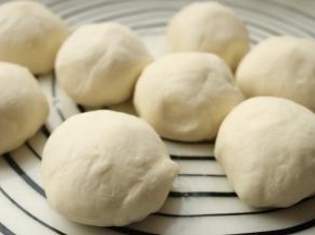 再分成8个小面团松弛一会，刚好是8个火烧的分量。