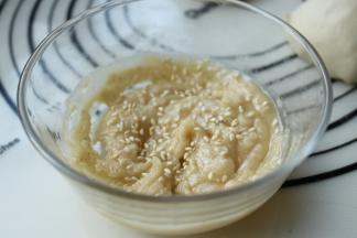 面团松弛的时候做油酥。油酥材料混合在一起，搅匀即可，芝麻的量随意。老家的火烧芝麻都是放在油酥里面，而非粘在火烧表面。