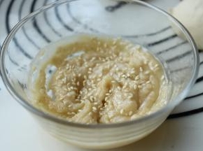 面团松弛的时候做油酥。油酥材料混合在一起，搅匀即可，芝麻的量随意。老家的火烧芝麻都是放在油酥里面，而非粘在火烧表面。