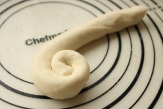 长条再绕起来卷一圈成饼状，像大大卷那样。