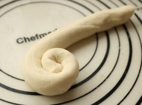 长条再绕起来卷一圈成饼状，像大大卷那样。