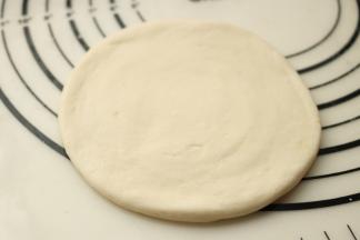 按扁擀开，火烧的饼胚就做好了。松弛一会。