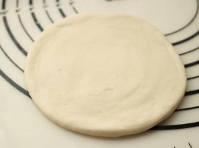 按扁擀开，火烧的饼胚就做好了。松弛一会。