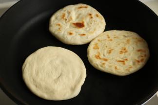 平底锅不放油，放入饼胚烙至两面变硬。