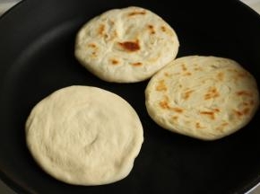 平底锅不放油，放入饼胚烙至两面变硬。