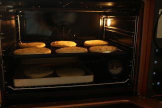 烤箱预热200度，放入火烧烘烤15分钟。烤箱空间小离加热管近，温度设置太高会容易糊，200度烤稍微久一点。