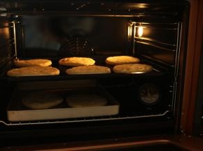 烤箱预热200度，放入火烧烘烤15分钟。烤箱空间小离加热管近，温度设置太高会容易糊，200度烤稍微久一点。