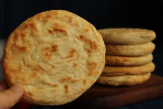 烤好的火烧酥脆无比，就算什么都不夹都能吃上两个。