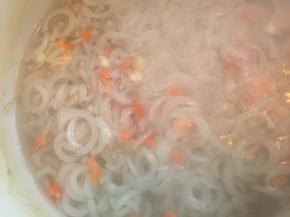 开始熬吧，开锅后转小火，大约一个多小时，期间要把浮沫处理干净，熬至汤汁浓稠，加入胡萝卜丁、熟玉米粒或花生（也可以不放的）关火后把八角、葱、姜片捞出（我家口淡就没有放盐）