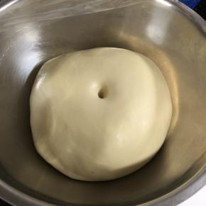 面团发酵至原来的2-2.5倍大，用手指沾点高筋面粉，在面团中戳一个洞，洞口稍微有一些回缩证明已经发酵完成。