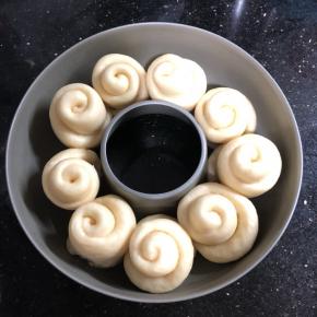 烤箱预热180度，15分钟。盖上保鲜膜继续发酵。