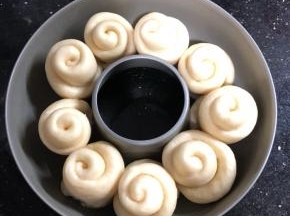 烤箱预热180度，15分钟。盖上保鲜膜继续发酵。