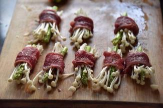 用牛肉片把金针菇和芦笋包起来