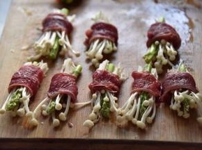 用牛肉片把金针菇和芦笋包起来