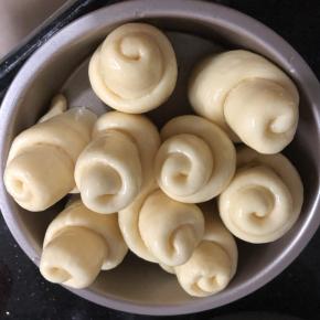 盖上保鲜膜，继续发酵。面团发酵至原来的2倍大，用手指蘸点干面粉在边缘按一下，看到凹陷稍微有一点回弹，但是还能看到有凹陷，说明已经发酵完成了。发酵好后表面刷一层植物油，再洒白芝麻。