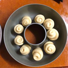 面团底部先沾一层水，再沾芝麻面粉，然后摆在烤盘里，每个之间留有一定的空隙。