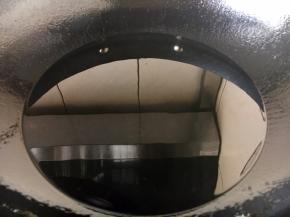 锅热后放入大量的油。