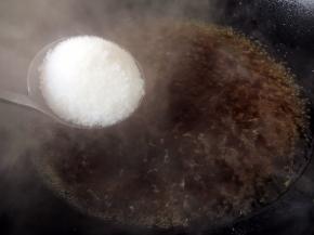 放入1汤勺的白糖。