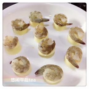 1、玉子豆腐切件（可以换成内脂豆腐哦）。
2、鲜虾剥壳去肠线。
3、豆腐上放处理好的鲜虾
