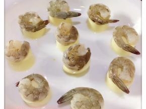 1、玉子豆腐切件（可以换成内脂豆腐哦）。
2、鲜虾剥壳去肠线。
3、豆腐上放处理好的鲜虾