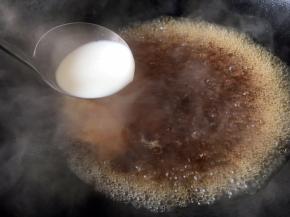 把它们煮开，放入适量的水淀粉勾芡。