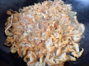 当油温六成热时放入面筋丝，用筷子把面筋丝拨开，避免粘连。