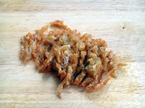 将所有的面筋都切成丝。