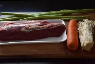 牛肉切薄片，用料酒和盐稍加腌制，金针菇和芦笋切成段（请忽略胡萝卜，我忘记切了）