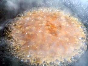 把汤汁熬至浓稠。