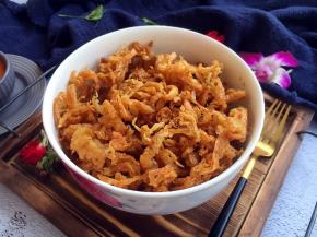 油炸过的面筋丝放在容器里，晾凉了后备用。