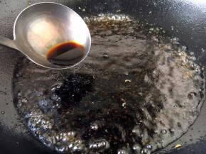 放入1小勺的老抽调色。