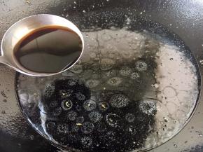 放入1汤勺的醋。