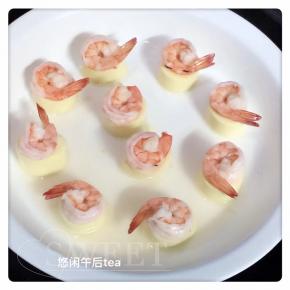 4、大火蒸2分钟。用盐和玉米淀粉勾一个透明芡汁浇上