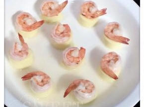 4、大火蒸2分钟。用盐和玉米淀粉勾一个透明芡汁浇上