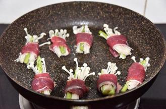 锅里放少许油，油七成热时放入牛肉卷，煎到牛肉变白成熟即可