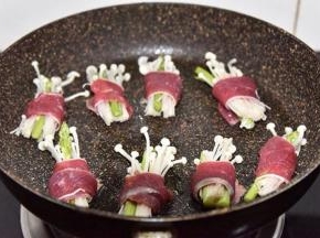 锅里放少许油，油七成热时放入牛肉卷，煎到牛肉变白成熟即可