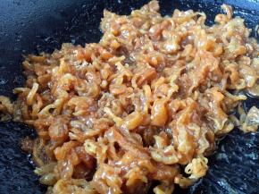 放入炸好的面筋翻炒一下，使面筋裹上芡汁即可。