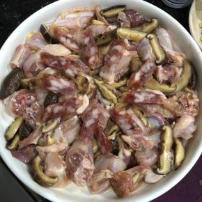 鸡洗净，切块，用所有辅料腌制鸡肉，入盘，铺上香肠片。