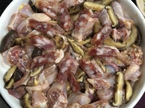 鸡洗净，切块，用所有辅料腌制鸡肉，入盘，铺上香肠片。