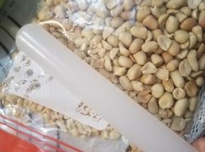 然后装入密实袋，敲碎，也可以选择不敲碎直接放，但是有点容易散。