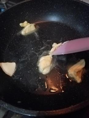 准备一个平底的不粘锅，黄油放入慢慢融化。