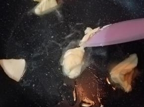 准备一个平底的不粘锅，黄油放入慢慢融化。