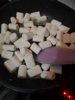 然后加入棉花糖小火融化不停的搅拌均匀。