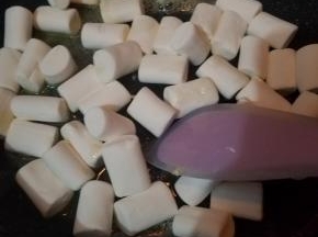 然后加入棉花糖小火融化不停的搅拌均匀。
