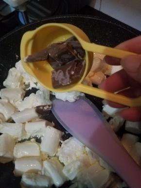 在融化过程中加入巧克力，不要太晚加入，防止巧克力融化不及时。