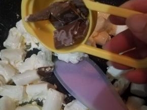 在融化过程中加入巧克力，不要太晚加入，防止巧克力融化不及时。