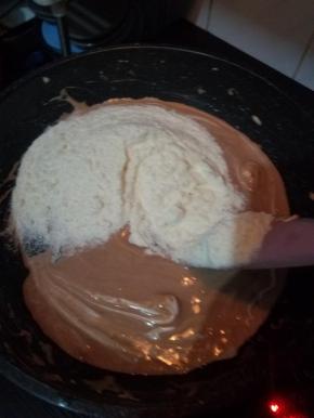 融化后放入奶粉跟可可粉继续搅拌。