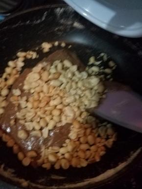 翻拌均匀后加入花生碎跟大杏仁，速度拌匀。