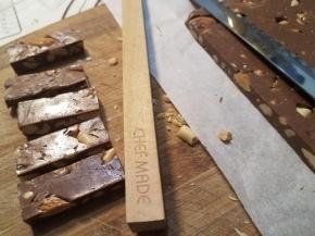 用锯齿刀切小块，比较整齐。