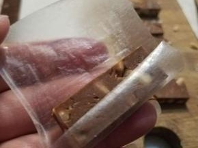 然后包一层糯米纸。